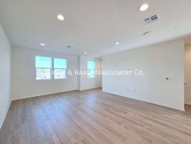 Building Photo - 2420 E Lincoln Ave