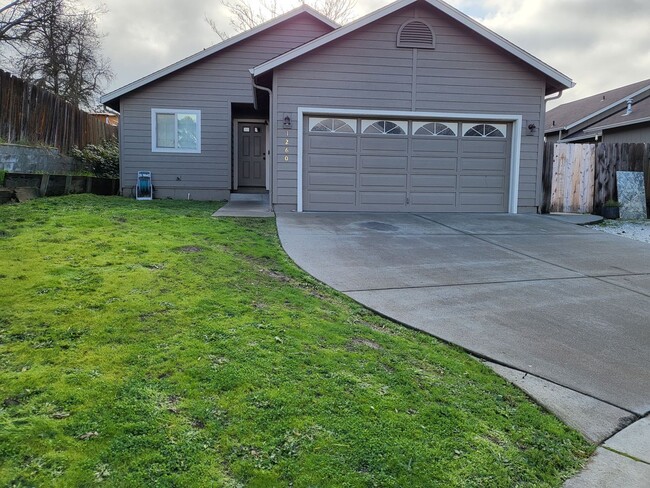 Primary Photo - 3 bed 2 bath Home for Rent in Grants Pass