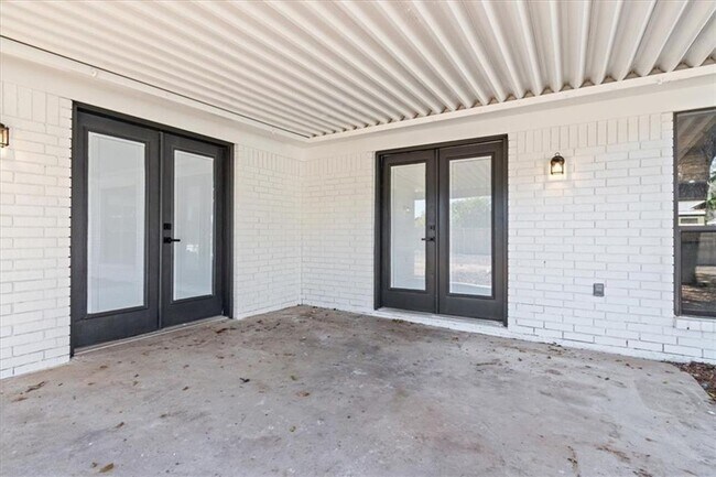 Building Photo - 312 W Tate Ave