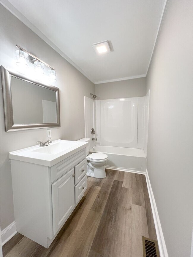 Building Photo - Completely Remodeled Home in Clarksville, TN – Just Off Madison Street!