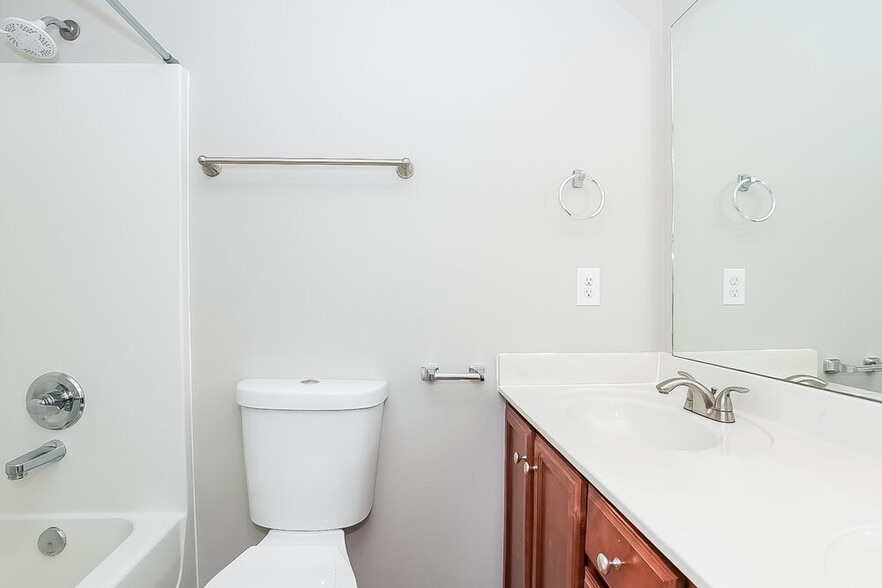 Building Photo - 117 Lyndhurst Dr