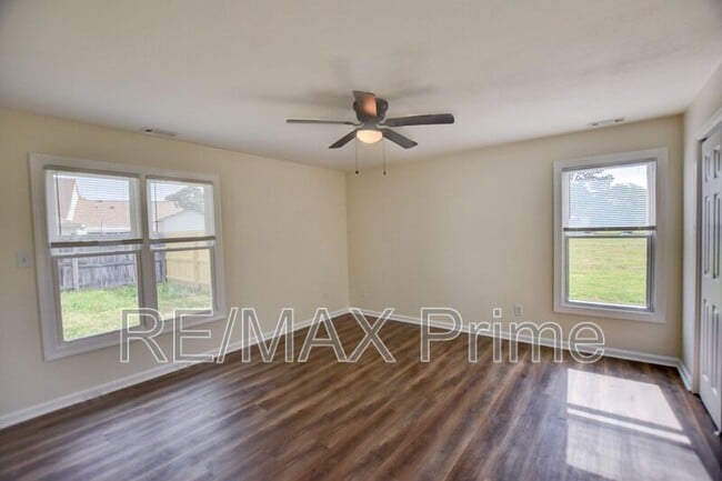 Building Photo - 3900 Raintree Ct