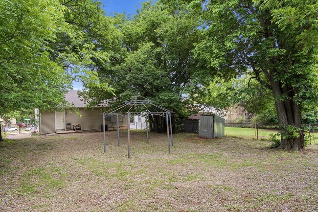 Building Photo - 1305 Bellevidere Dr