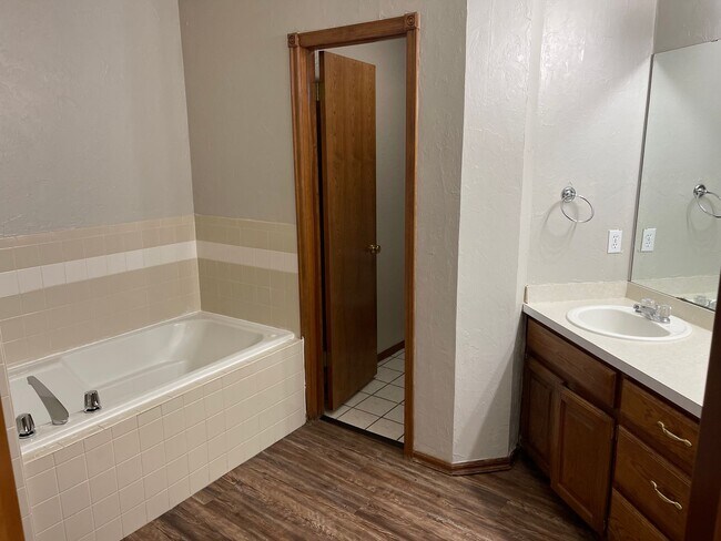 Building Photo - 3 bed, 2 bath w/ 2 car garage home for ren...