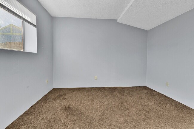 Building Photo - $2,540.95 with $300 off the first month's Rent- 4 Bedroom, 1.5 Bath, Single Family Home in Aurora...