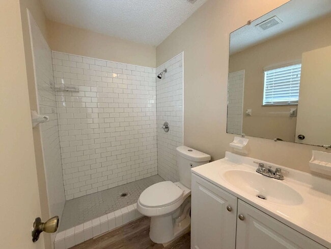Building Photo - "Charming 2-Bedroom, 2-Bath Duplex Retreat in Spring Hill!"
