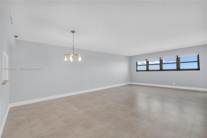 Building Photo - 3200 Port Royale Dr N