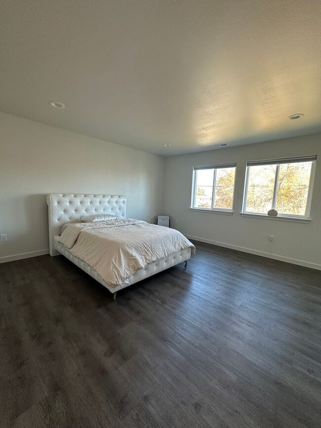 Building Photo - 527 Canterbury Ln