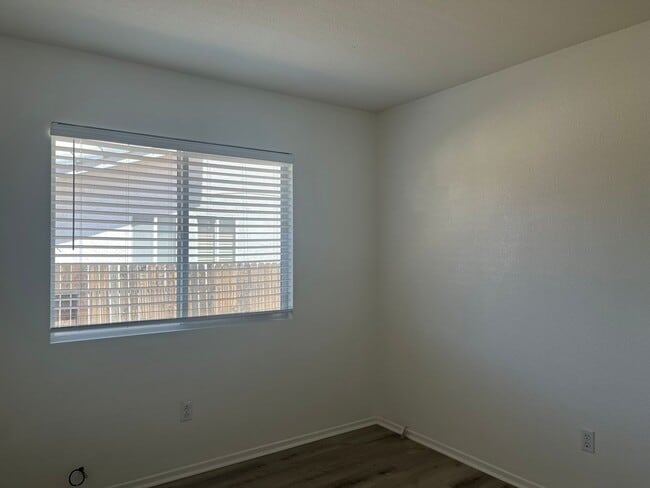 Building Photo - 3 bedroom 2 bathroom Home available in Vic...