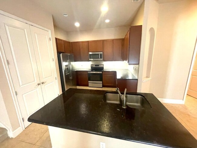 Building Photo - Beautiful 3 Bedroom 3 Bathroom home in Pla...