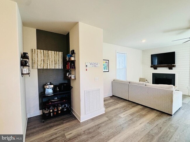 Building Photo - 233A Church St