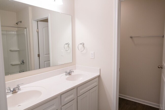 Building Photo - 2845 Beechwood Dr