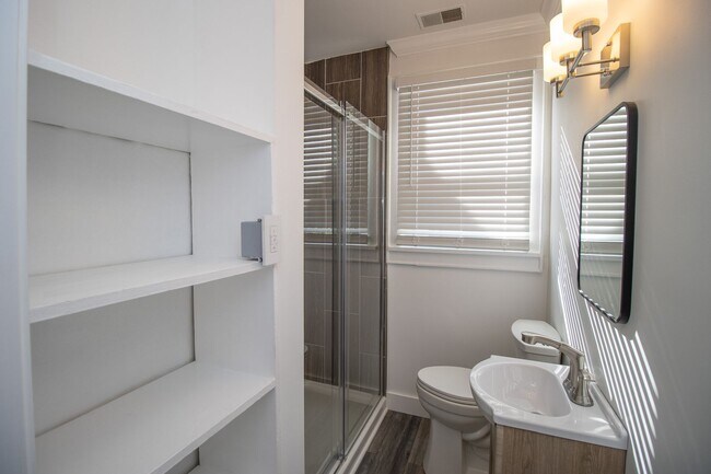 Building Photo - Renovated Historic Columbia Gem: 3-Bed, 2-Bath Home with Modern Updates, Walking Distance to Bull...