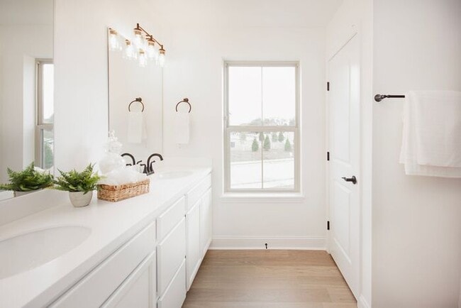 Building Photo - Stunning 3-bed, 2.5 Bath Townhome