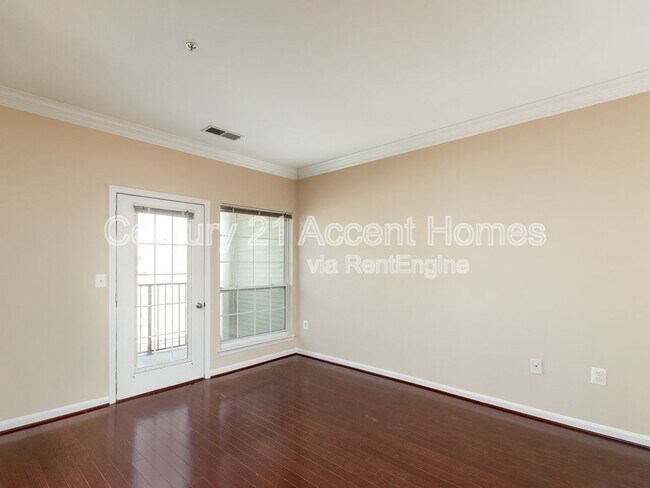 Building Photo - 4862 Eisenhower Ave