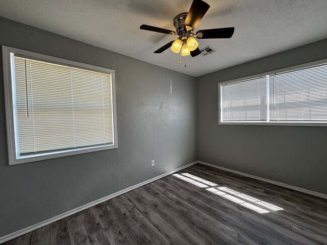 Building Photo - 3417 SW Crestview- Available now!