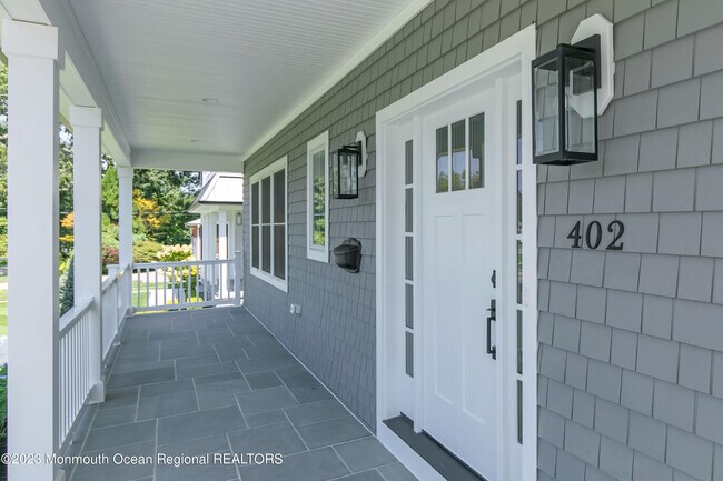 Building Photo - 402 6th Ave