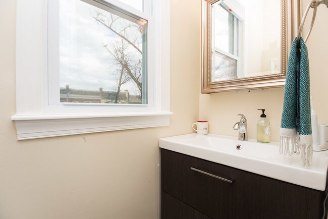 Building Photo - 1319 Corbin Pl NE