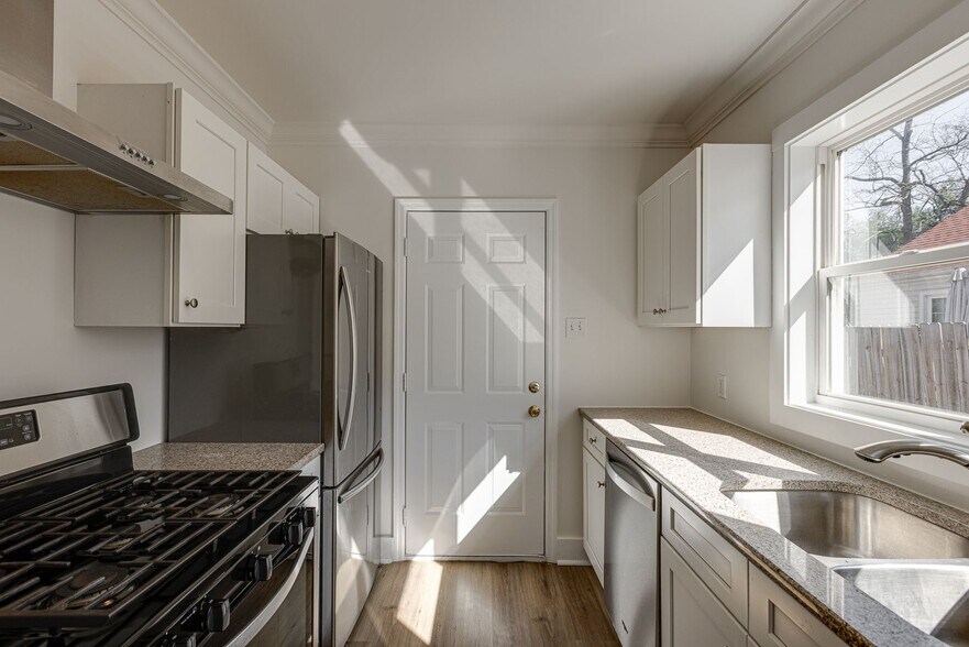 Building Photo - 5211 Sunbeam Ave