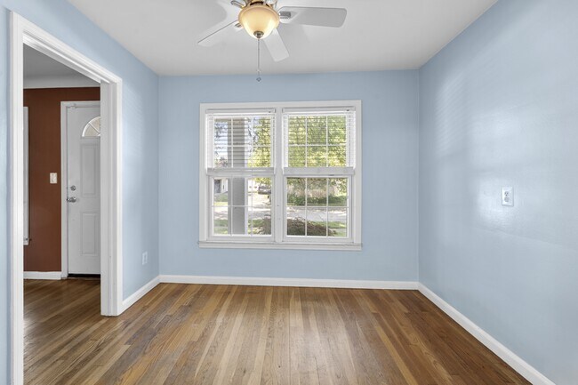 Building Photo - 2226 E Farnum Ave