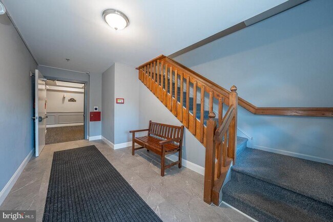 Building Photo - 335 Paoli Pointe Dr