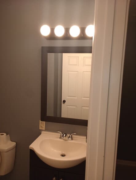 Upstairs bathroom - 3308 Kirby Ave