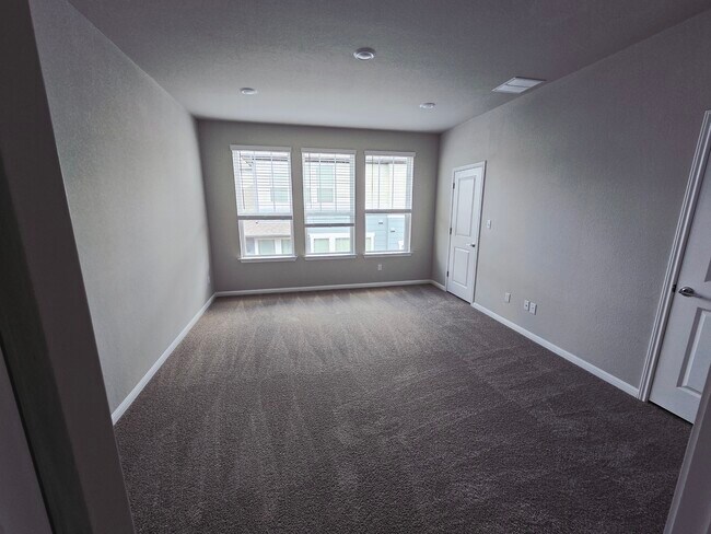 Building Photo - 1020 Vista View Dr