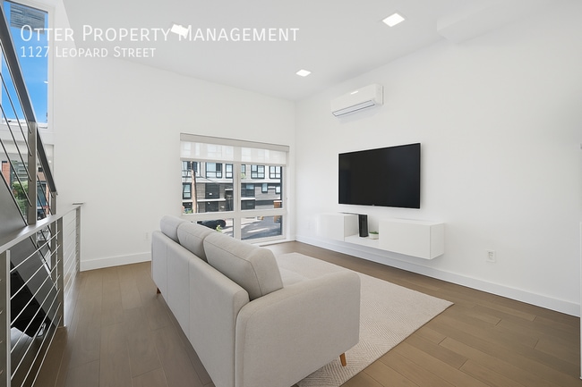 Primary Photo - 1127 Leopard St