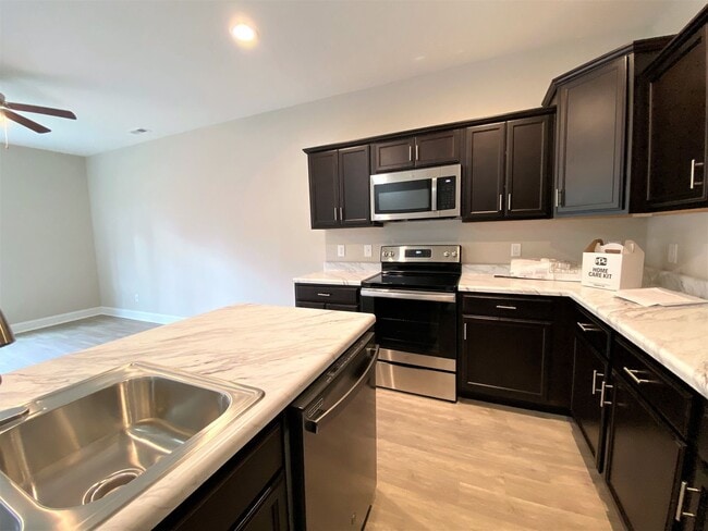 Building Photo - 3 Bed, 2.5 Bath in Stonebay Townhomes!