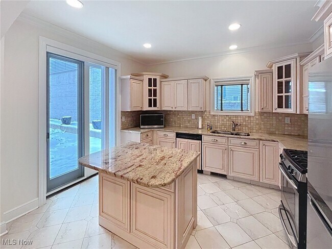 Building Photo - 2033 Fairview Ave