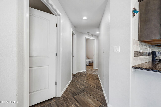 Building Photo - 14841 Tierra Coruna Ave
