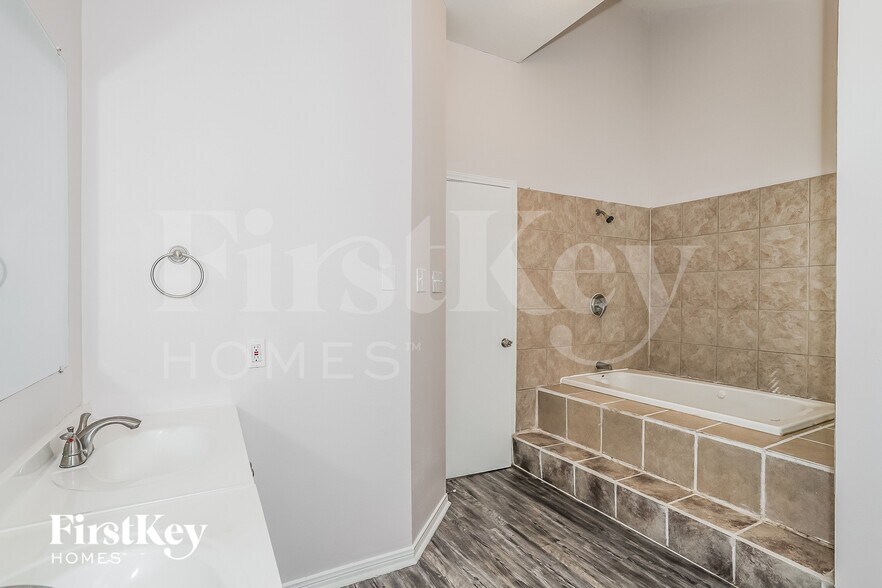 Building Photo - 7610 San Benito Dr