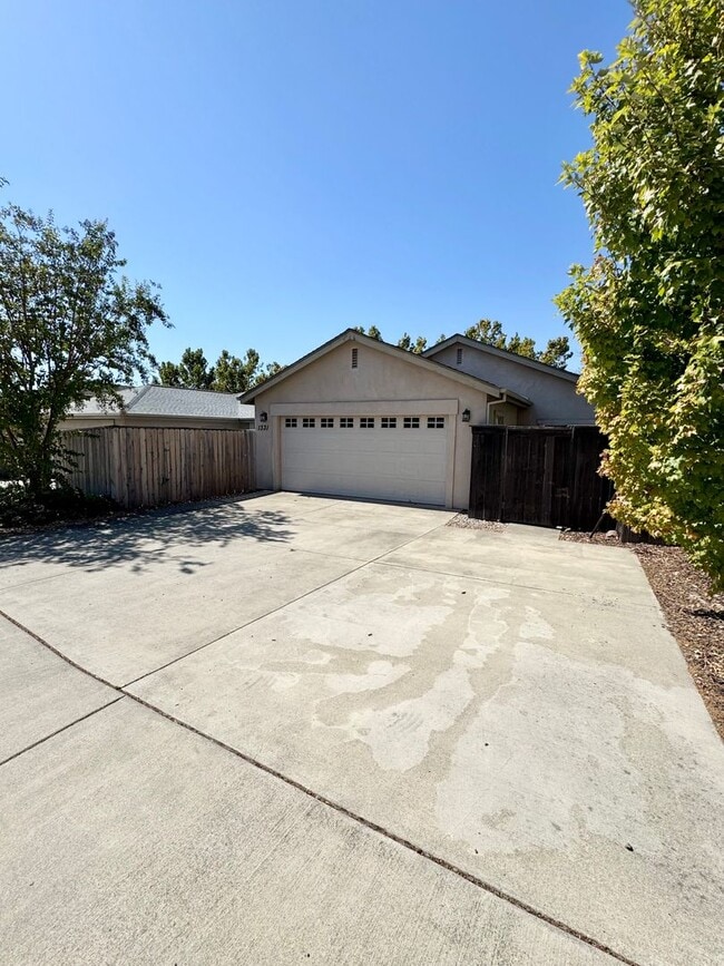 Building Photo - 1331 Yosemite Dr