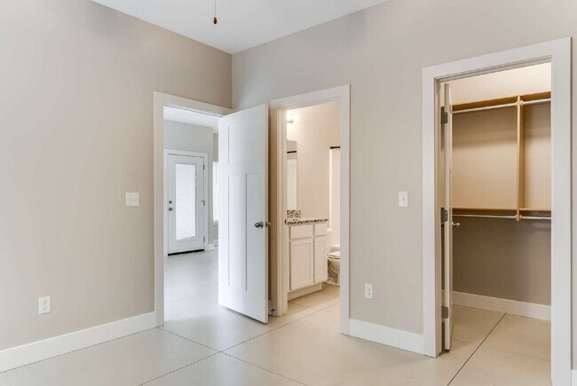 Building Photo - "Charming 3-Bedroom Duplex Retreat with 2 Full Baths in Wichita – 1190 Sq Ft of Comfort!"