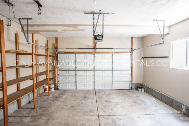 Building Photo - 1380 W Parkside Dr