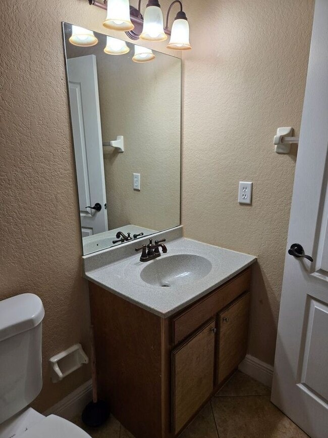 Building Photo - Beautiful 3 bed 3 bath town home