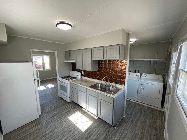 Building Photo - 2160 Ulen Ln