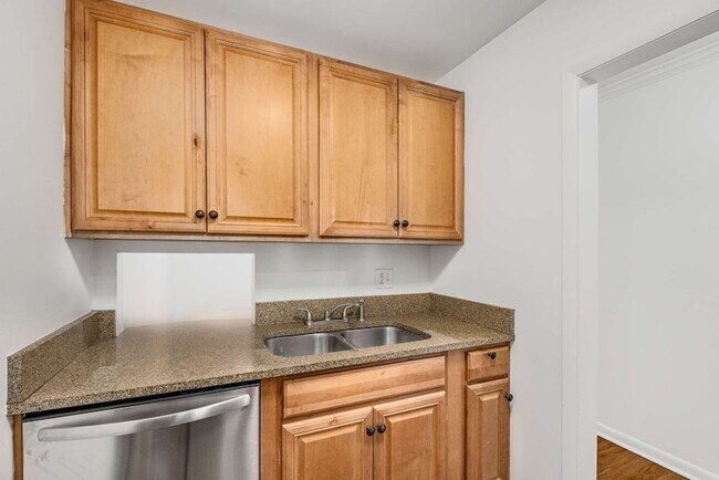 Building Photo - 2601 Hillsboro Pike