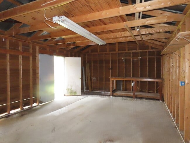 Building Photo - Quaint 3 Bedroom, 1 Bathroom Home in Whitehouse, w/ Shed for Storage