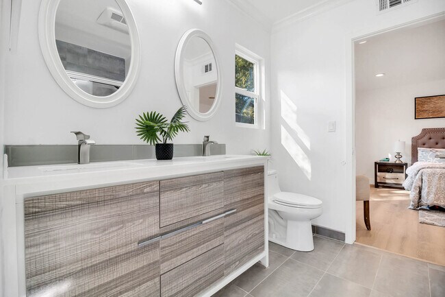 SECONDARY BATHROOM - 16047 Meadowcrest Rd