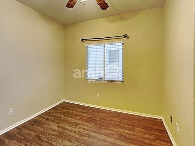 Building Photo - 1852 E Pyle Ave