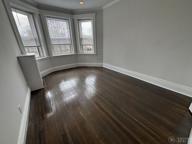 Building Photo - 100 Queensberry St