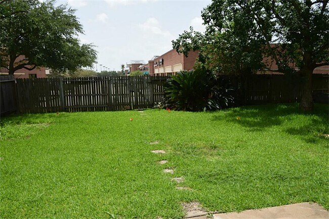 Building Photo - 4718 Sunshine Dr