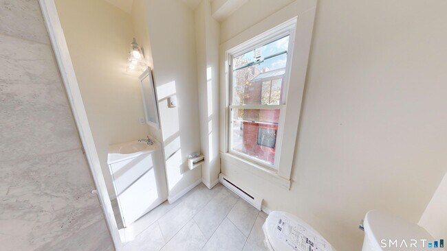 Building Photo - 736 Main St