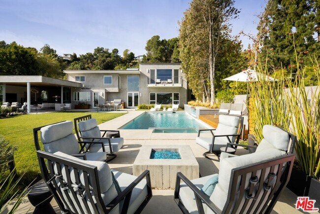 Building Photo - 2344 Banyan Dr