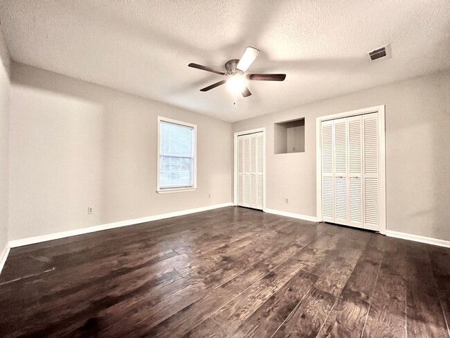 Building Photo - AVAILABLE JUNE [NO PETS PERMITTED]