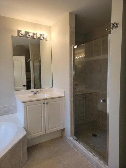 Building Photo - 233 River Bluff Ln