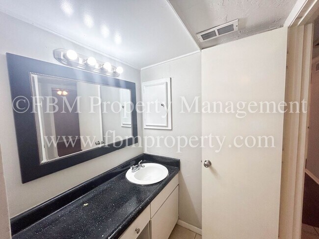 Building Photo - 407 N Preston St