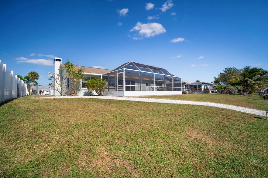 Building Photo - 910 Spindle Palm Way