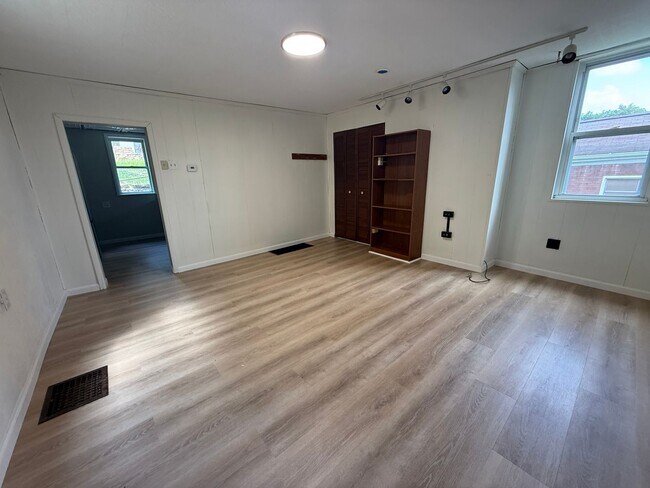 Building Photo - Updated Home - Greenfield